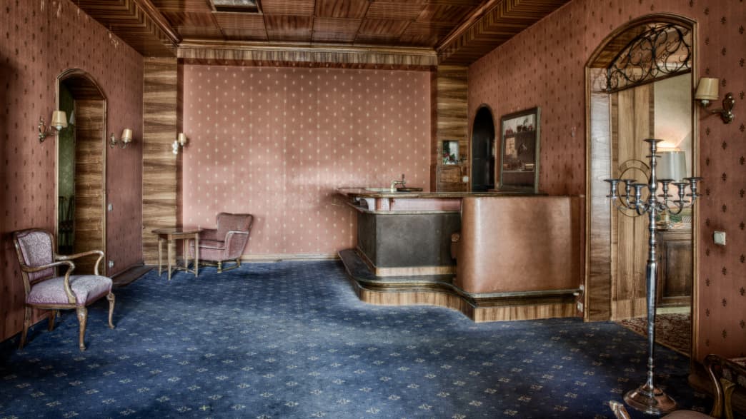 Eine Bar in einem verlassenen Hotel