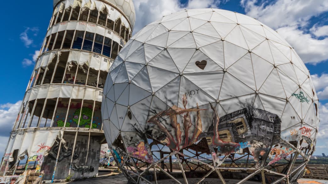 Verfallene Abhörstation auf dem Teufelsberg in Berlin