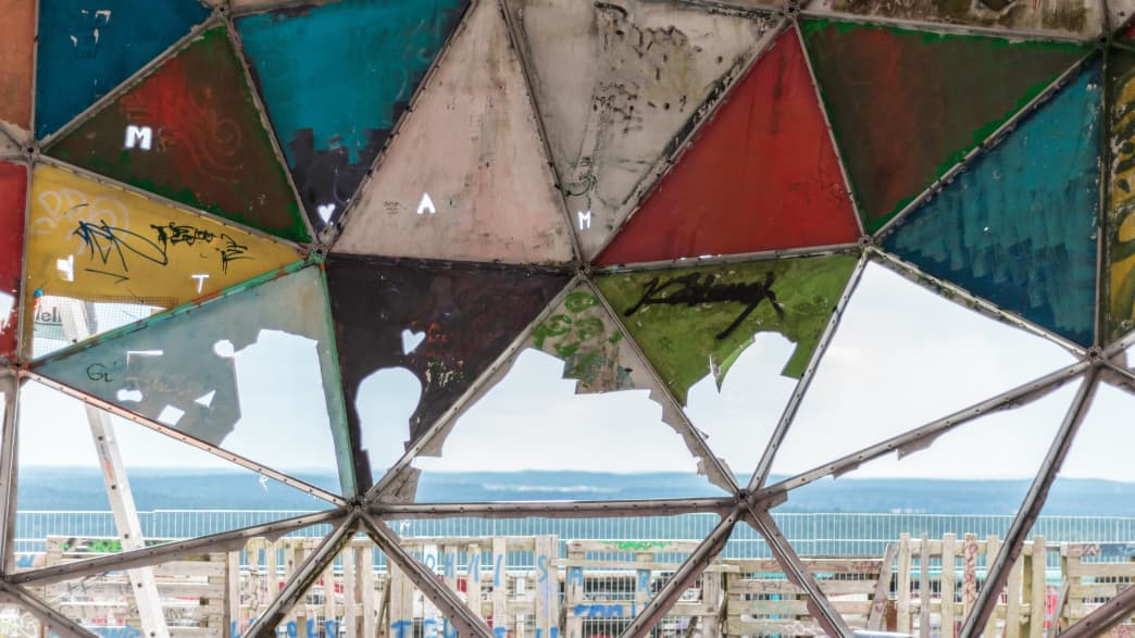 Blick aus einem mit bunten Feldern versehenem Gestell vom Teufelsberg in Berlin in die Ferne