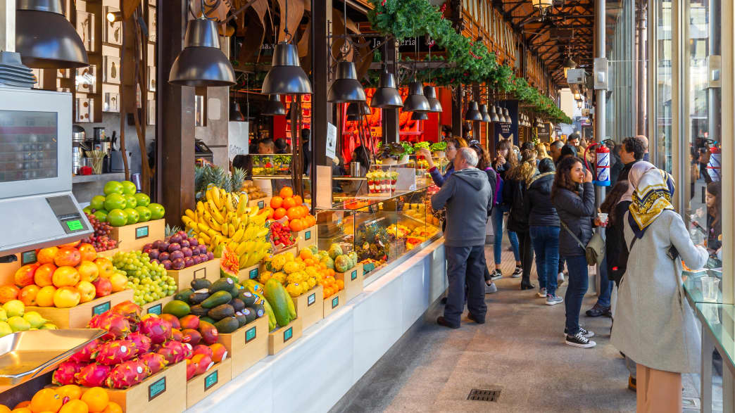 Obststände auf dem Mercado de San Miguel in Madrid