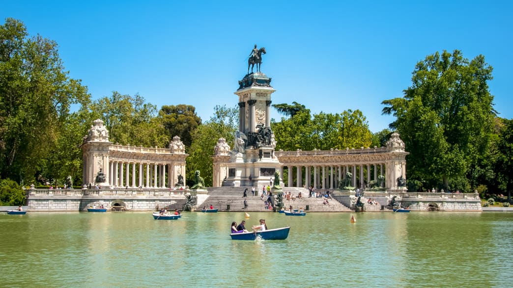 See und Statue im Parque del Retiro in Madrid