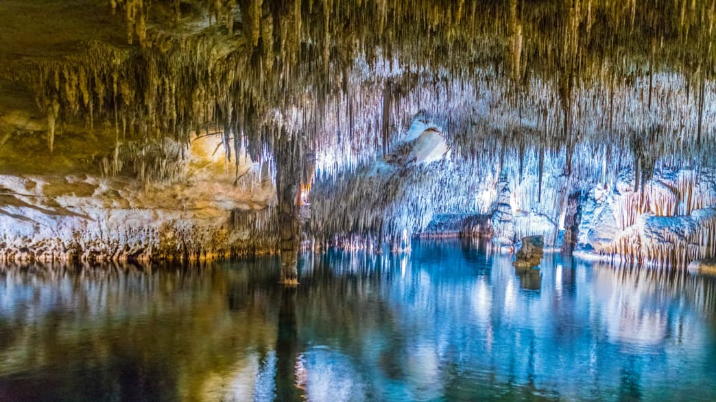 Innenansicht der Höhle "Coves del Drac" auf Mallorca