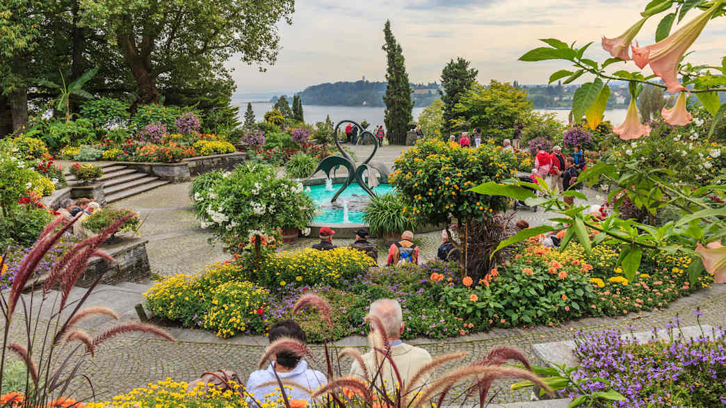 Touristen besuchen die berühmten Gärten auf der Insel Mainau