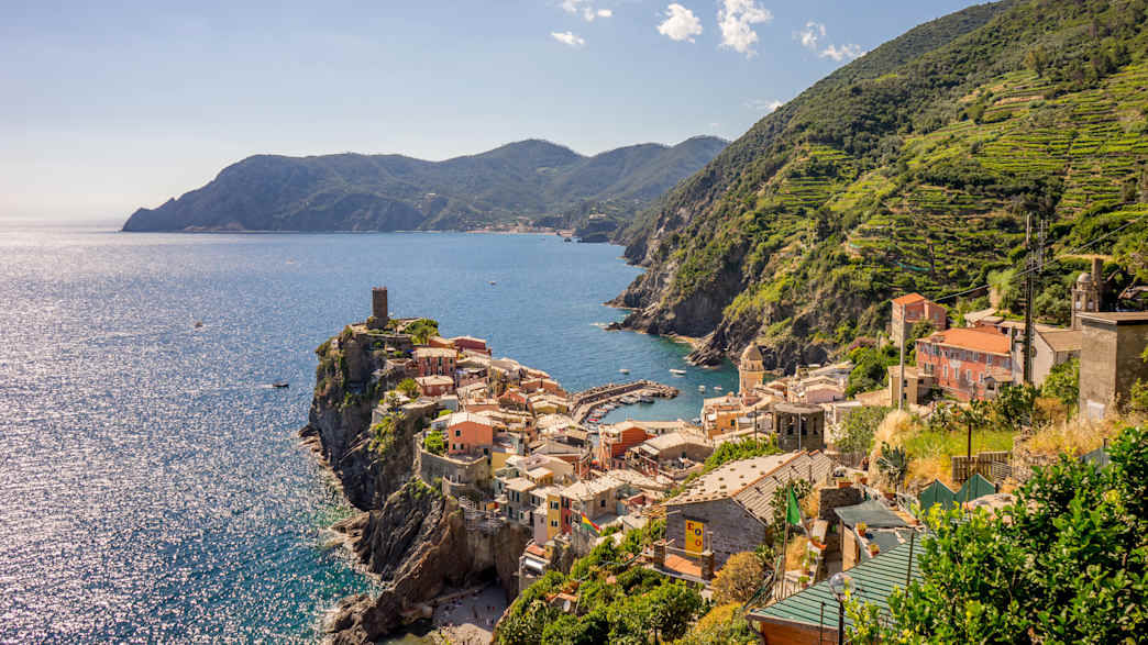 Vorbei mit dem Motorrad an Vernazza in Italien