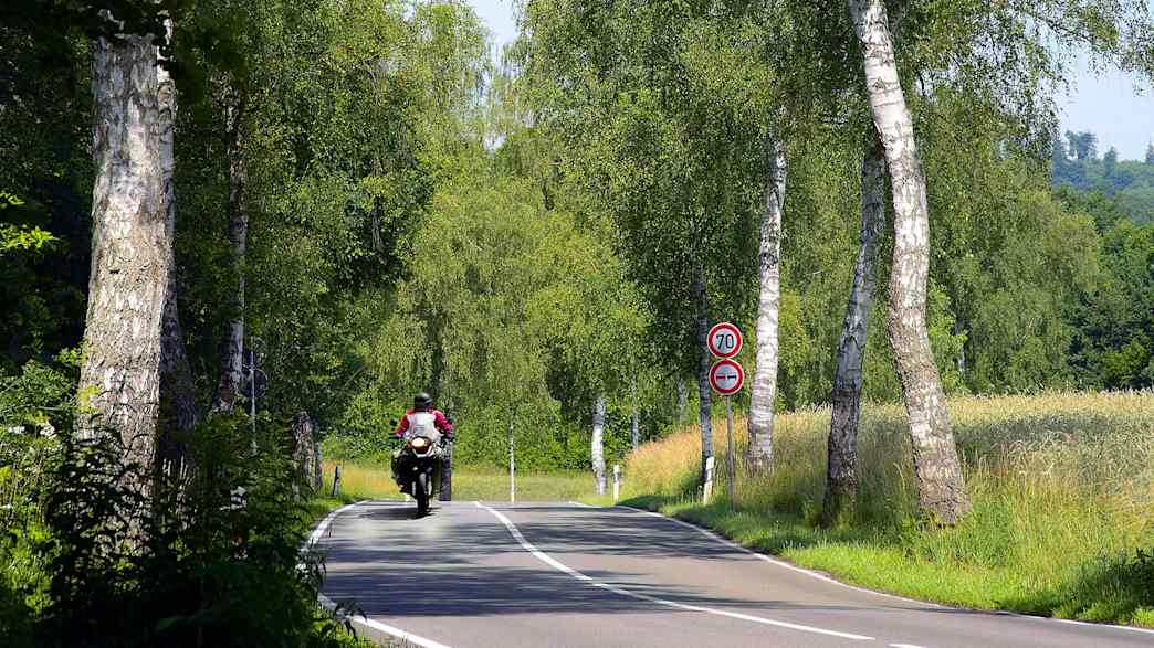 Ein Motorrad fährt auf der Landstrasse nahr Beckingen im Saarland
