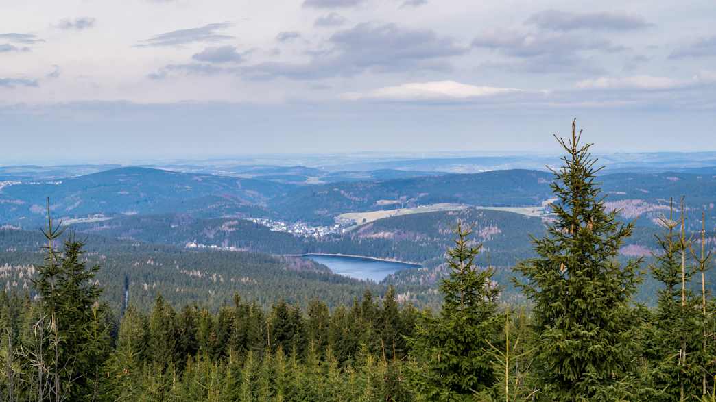 Ein Blick auf den Auersberg in Sachsen