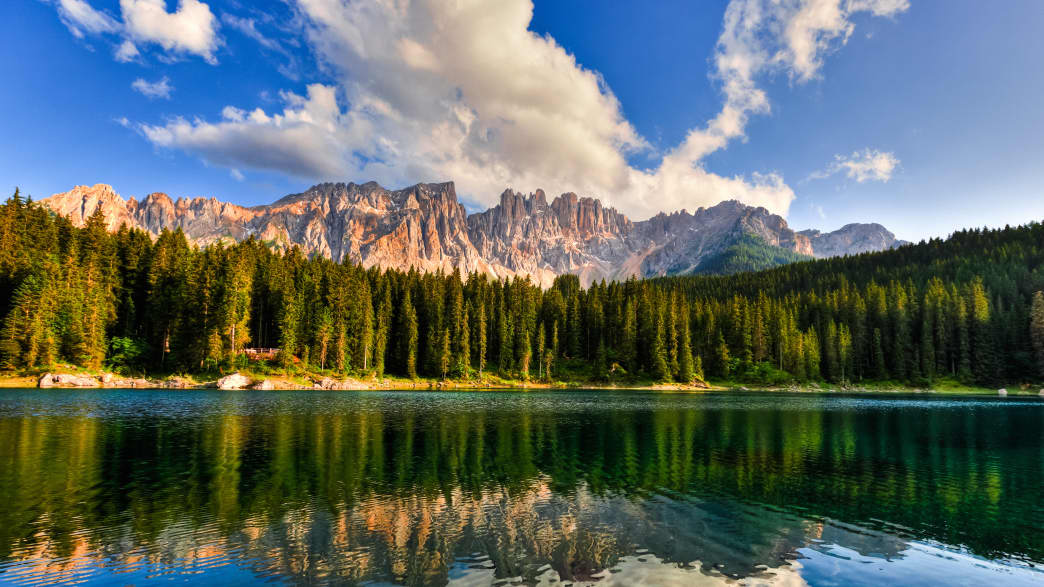 Mit dem Motorrad durch Südtirol am See vorbei mit Blick auf die Gebirgswelt Rosengarten