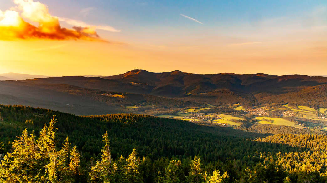 Blick auf dem Bayerischen Wald vom Berg Großer Osser aus bei Sonnenuntergang
