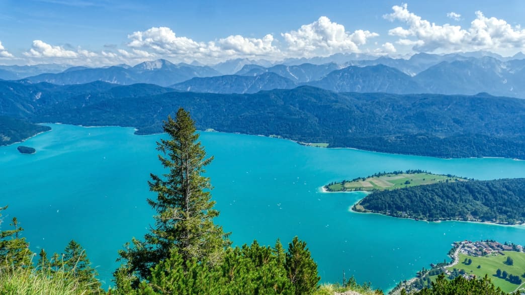 Blick auf den Walchensee und die Alpen