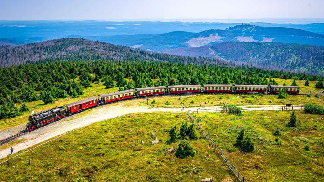 Die Brockenbahn auf dem Weg auf den Brocken im Harz