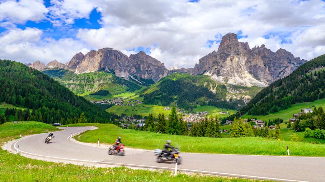Dolomiten Alpenstraße mit Motorrädern auf der kurvenreichen Straße