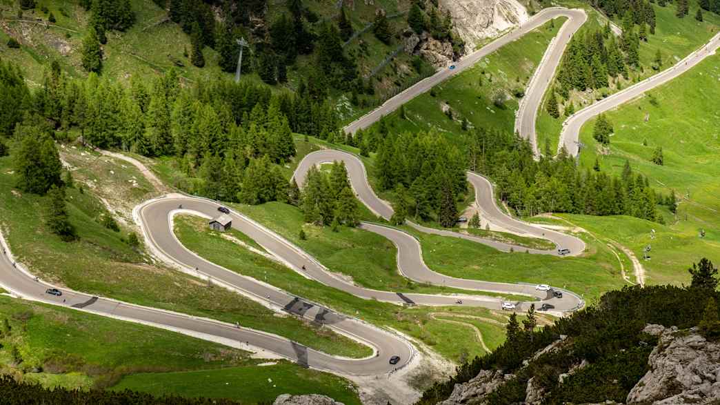 Eine Serpentinenstrasse am Grödner-Pass in Südtirol