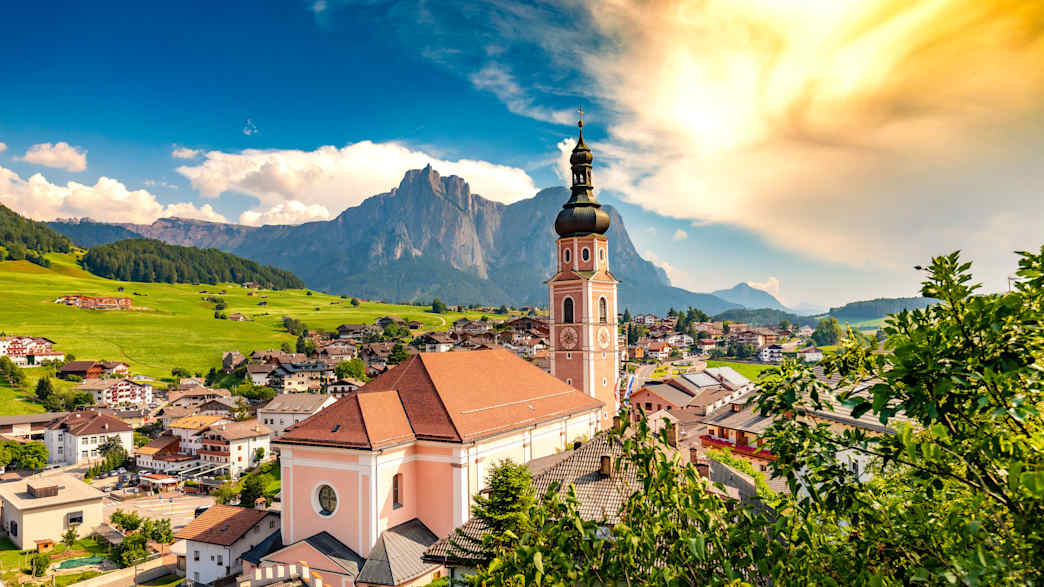 Blick auf die Ortschaft Kastelruth in Südtirol