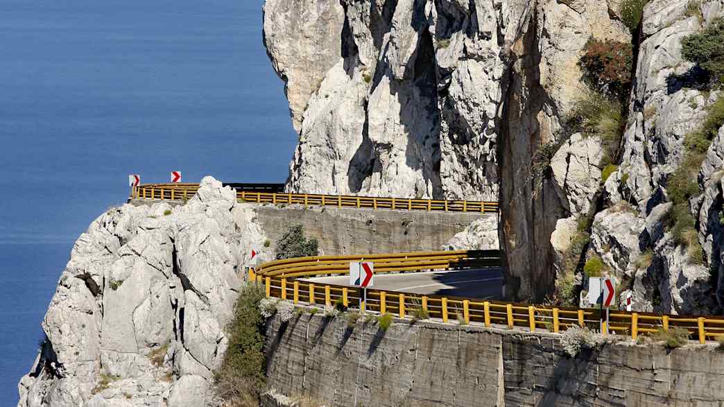 Scharfe Kurven auf der Küstenstraße in Kroatien