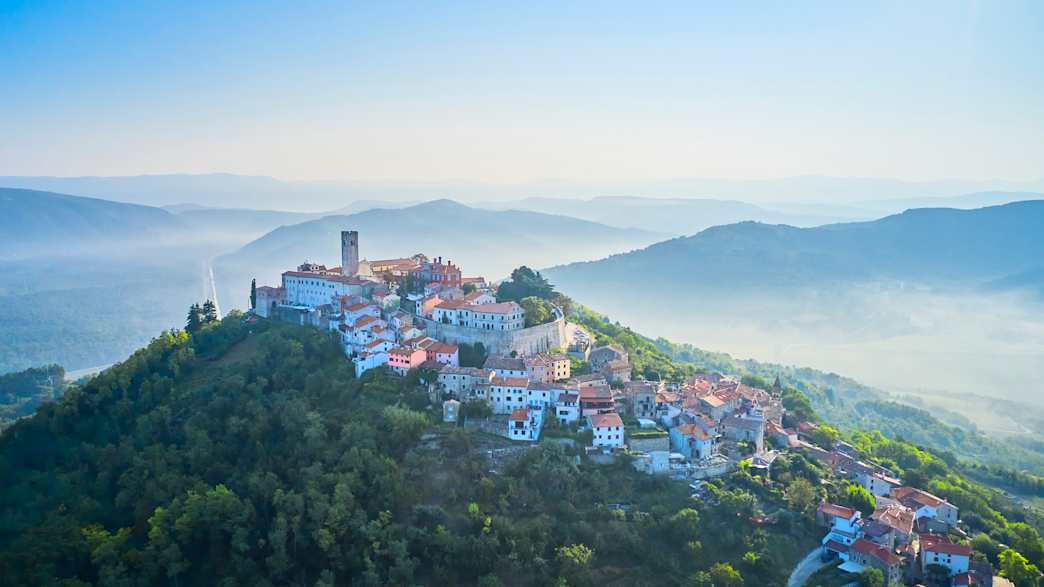 Morgen Nebel Rund um die Stadt Motovun in Kroatien