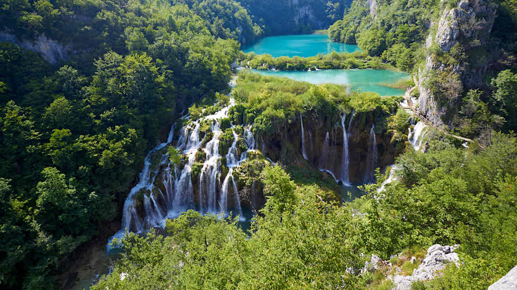 blick auf einen grünen Plitvicer See gelegen im Nationalpark Plitvička Jezera in Kroatien