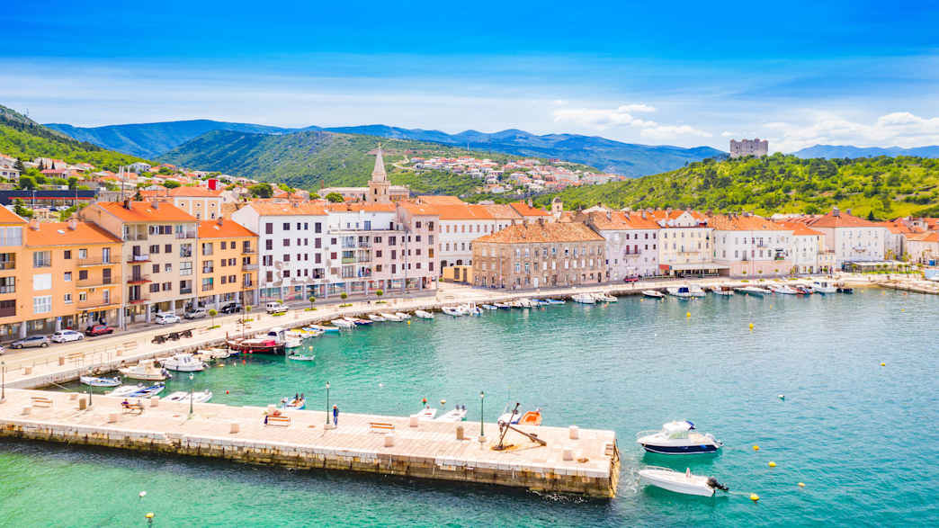 Blick vom Wasser auf Senj in Kroatien