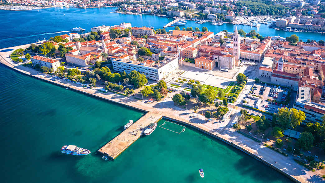 Blick aus der Luft auf die schöne Stadt Zadar in Kroatien
