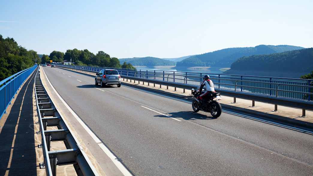 Motorradfahrer auf der L512 am Biggesee