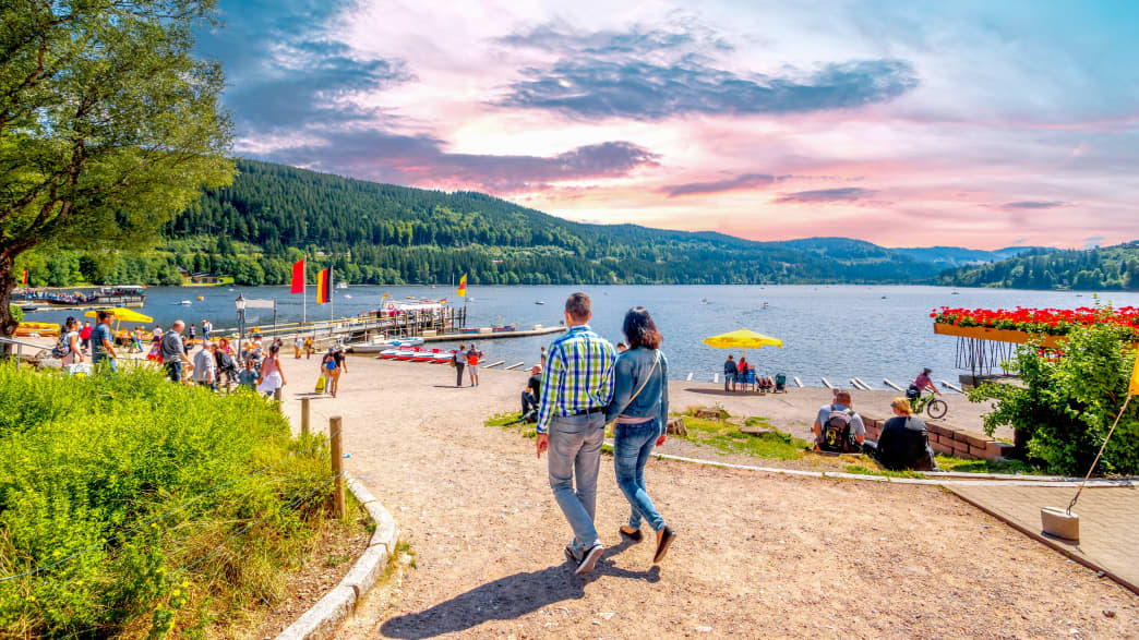 Ein paar läuft richtung Titisee