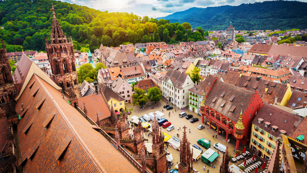 Luftaufnahme auf den Marktplatz von Freiburg