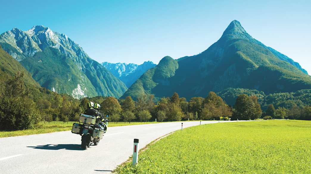 Zwei Personen auf einem Motorrad richtung der Slowenischen Berge