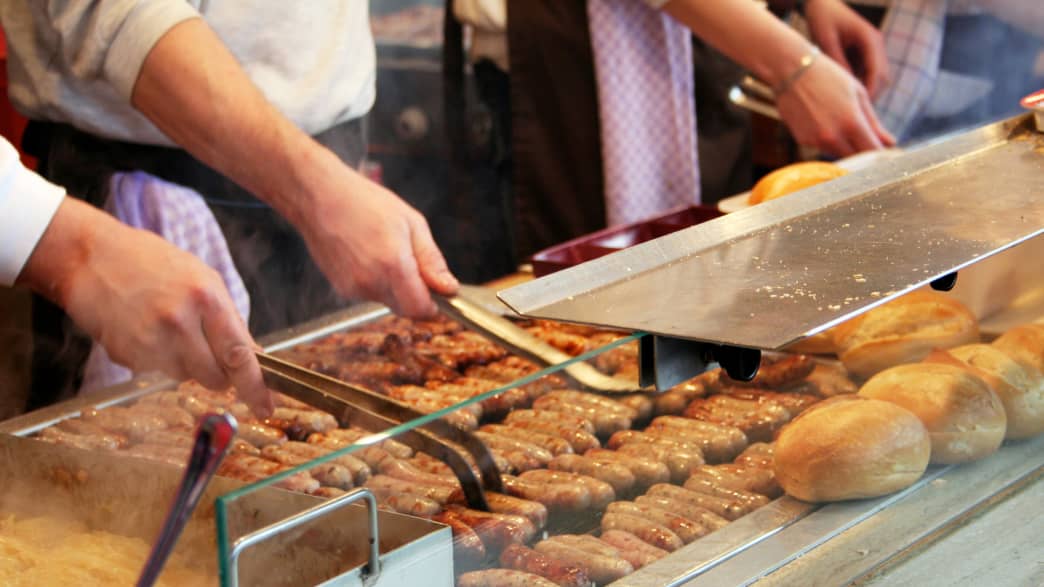 Nürnberger Bratwürste auf dem Grill