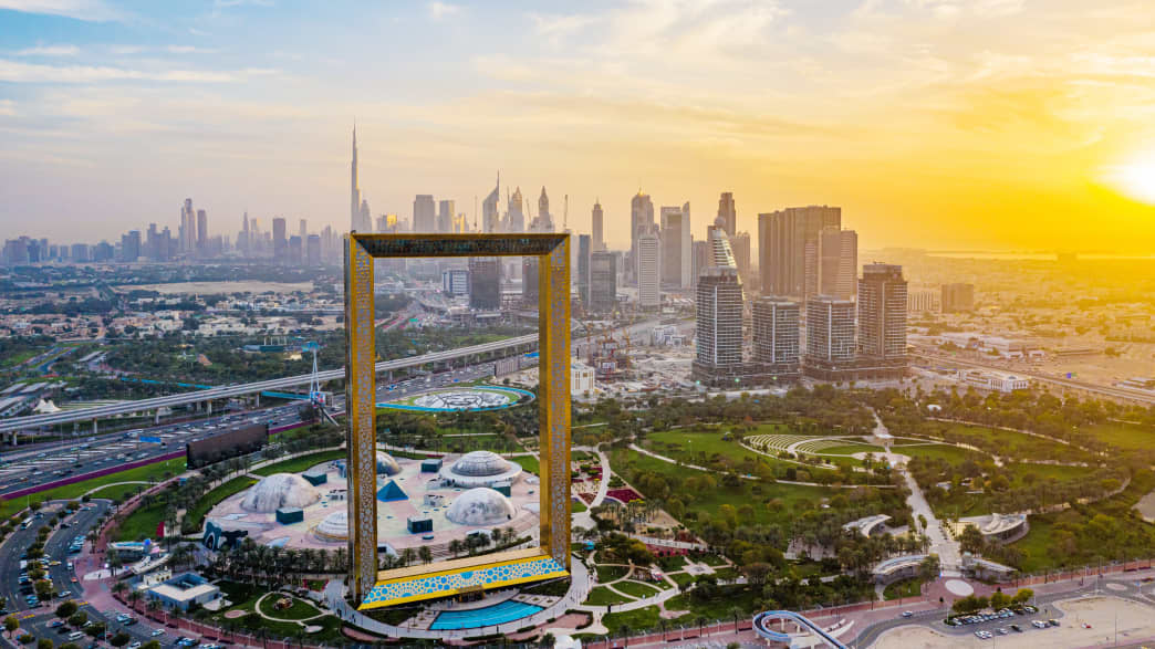 Panoramablick auf den Sonnenuntergang des weltgrößten Rahmens aus Gold in Dubai