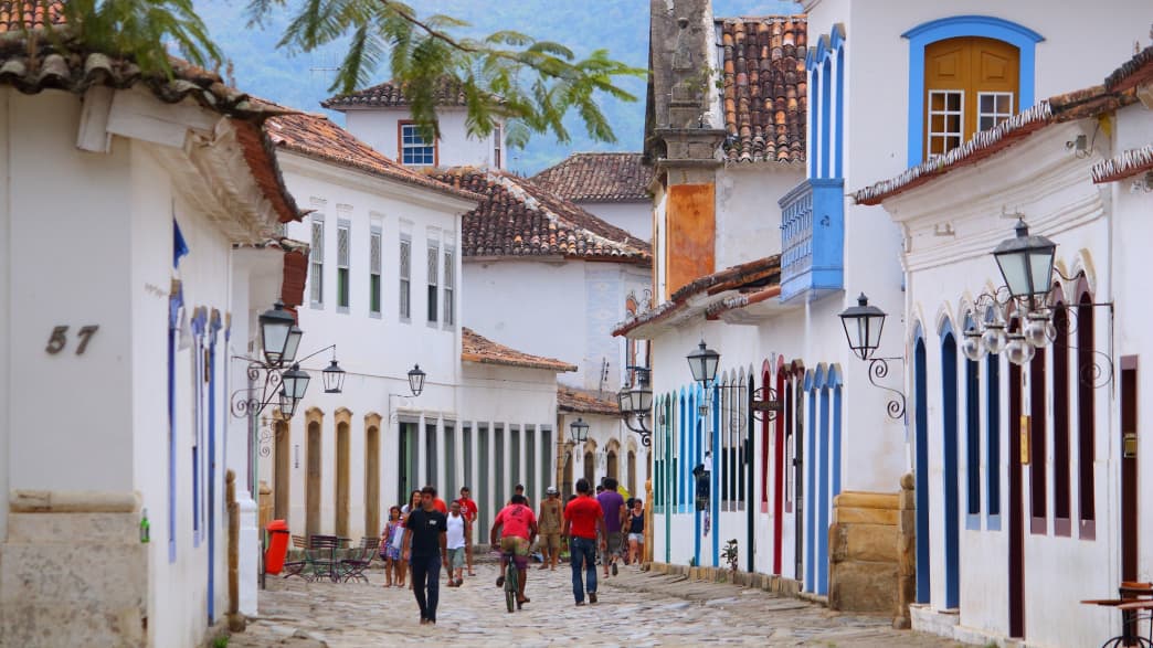 Menschen schlendern durch die Altstadt von Parati in Brasilien