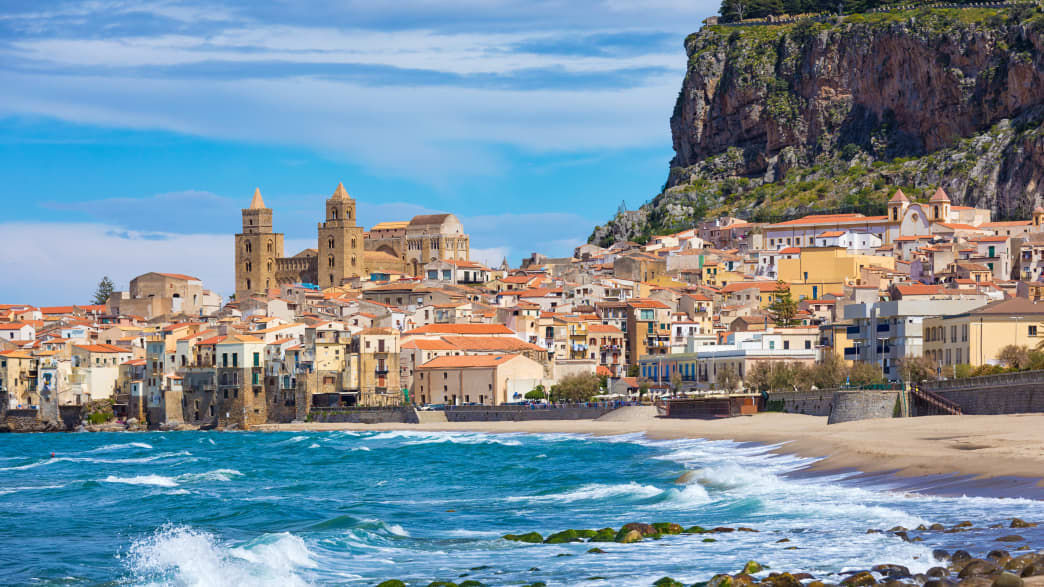 Cefalu, eine Stadt in der italienischen Metropole Palermo an der tyrrhenischen Küste von Sizilien, Italien. Cefalu ist wegen des langen Sandstrandes und des klaren blauen Meeres ein beliebtes Reiseziel in Italien.