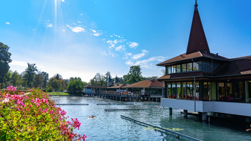 berühmtes Heviz-Balneal-Thermalbad im ungarischen Park von Heviz