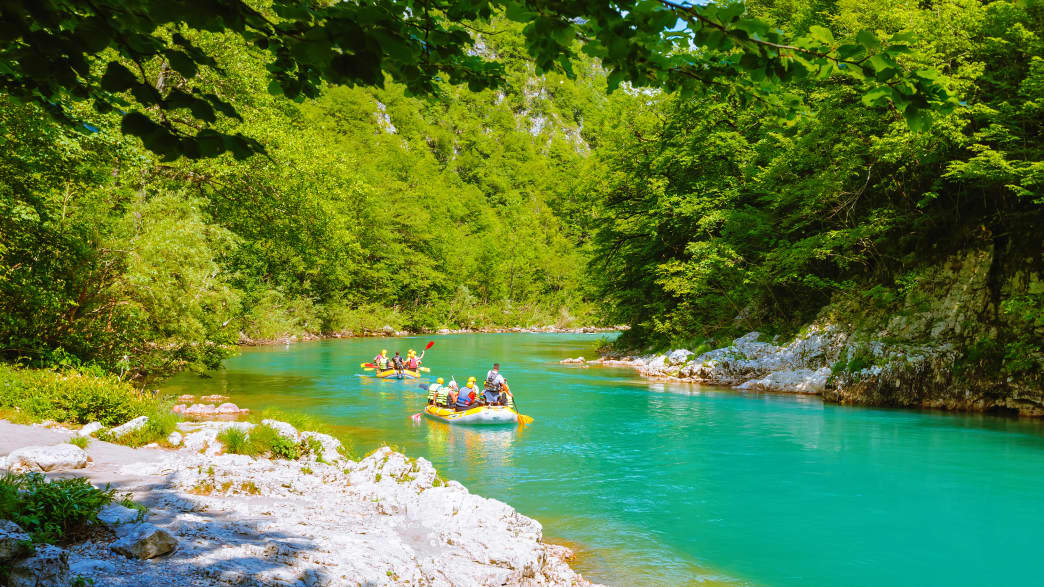Kajakfahrer auf einem Fluss im Durmitor Nationalpark in Montenegro