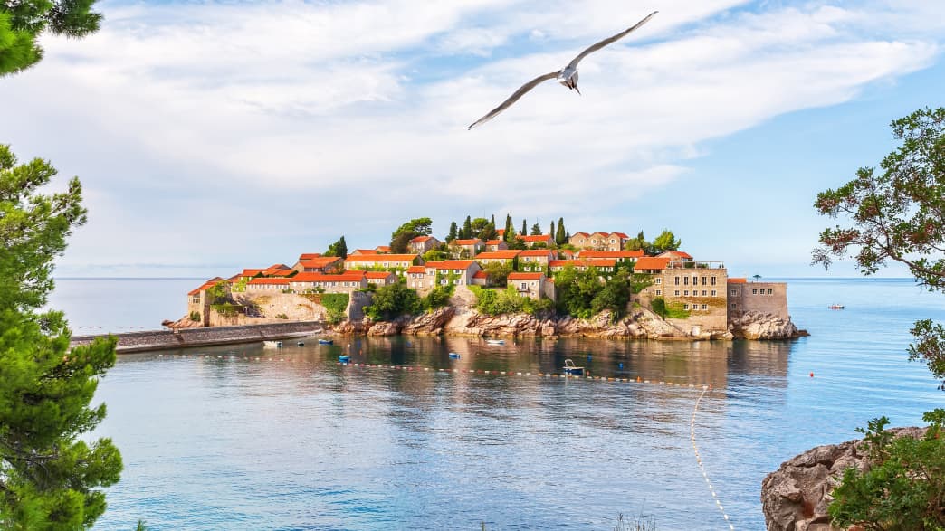 Blick auf die Stadt Sveti Stefan in Montenegro