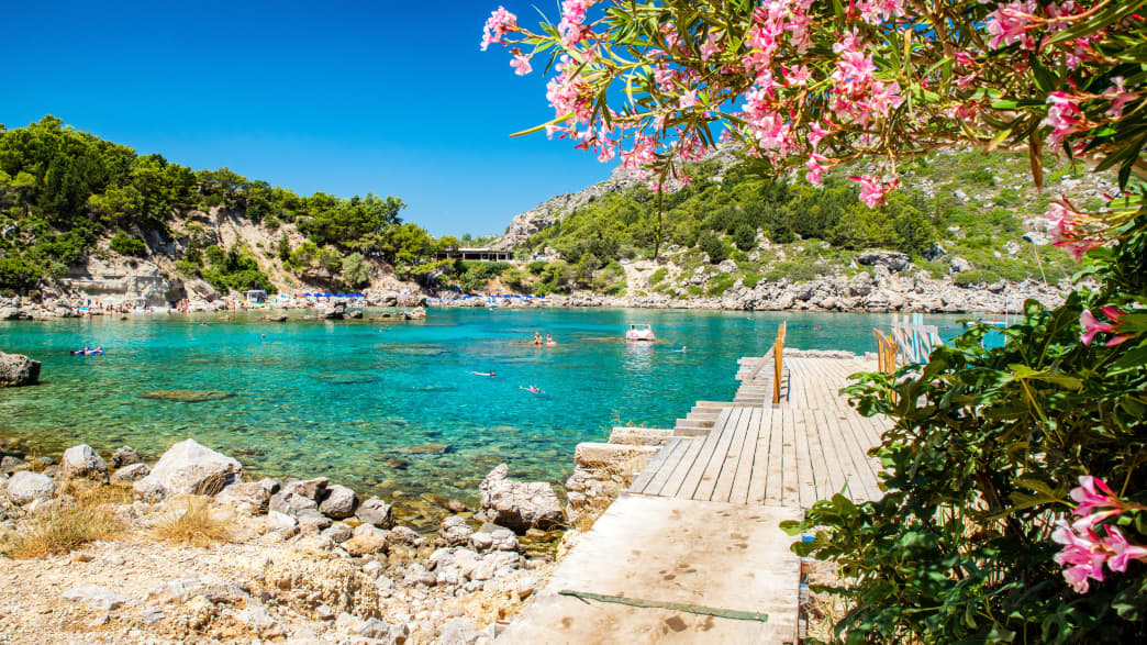 Türkisblaues Wasser in der idyllischen Anthony Quinn Bucht auf Rhodos
