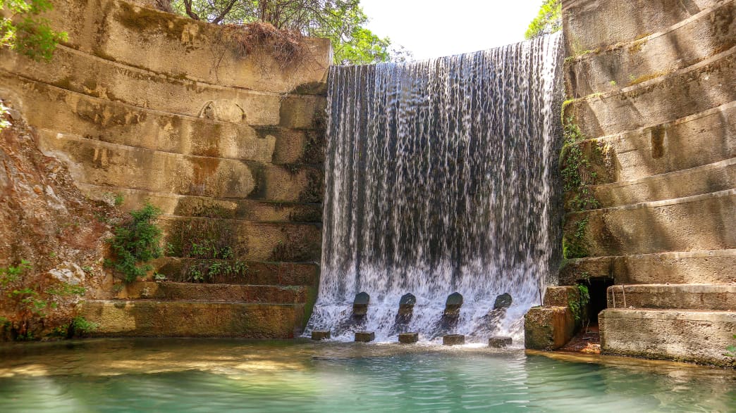 Die sieben Qellen von Epta Piges auf Rhodos laufen in einem Becken aus Sandstein zusammen