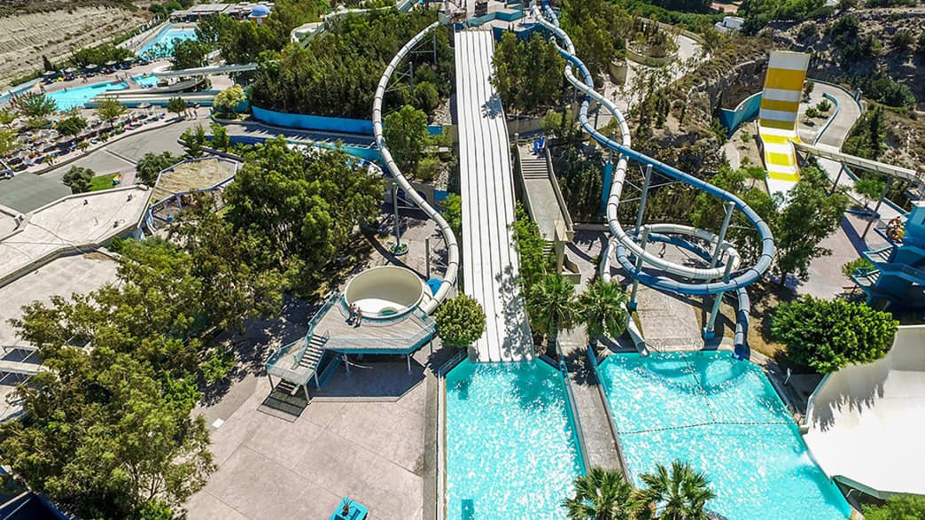 Drohnenaufnahme der spektakulären Rutschen des Faliraki Waterparks auf Rhodos