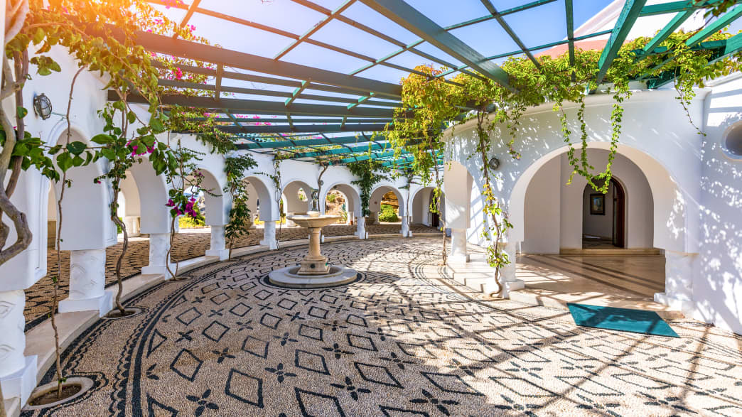 Der kreisförmige, mit Bögen und Mosaikböden angelegter Innenhof der Kallithea Thermen auf der Insel Rhodos, Griechenland