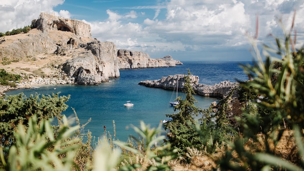 Die malerische St. Pauls Bay auf Rhodos, mit der Akropolis auf den Klippen