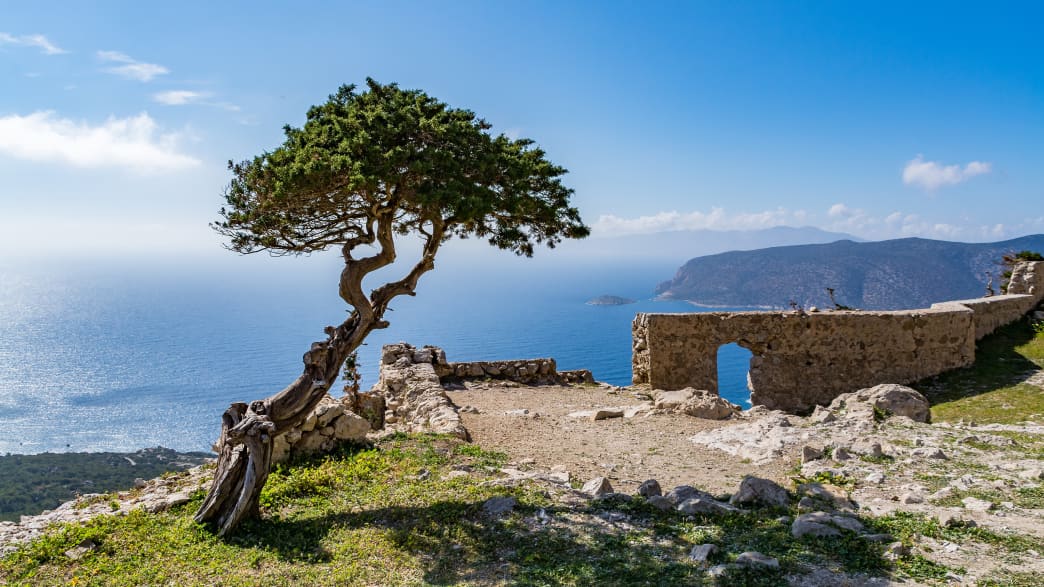 Blick vom Berg mit antiken Überresten des Schloss Monolithos aufs Meer