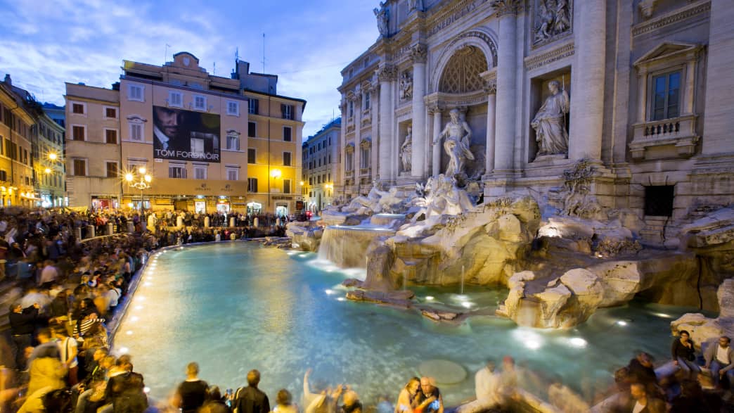 Touristen an der Fontana di Trevi in Rom am Abend