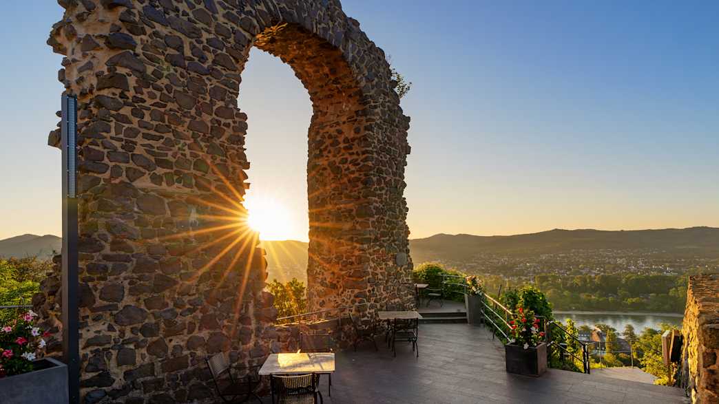 Rolandsbogen gegen Sonnenaufgang am 7. Juli 2023 in Remagen, Rheintal,