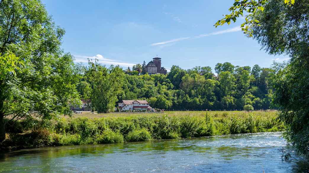 Blick auf das deutsche Dorf Trendelburg mit dem Schloss im Hintergrund