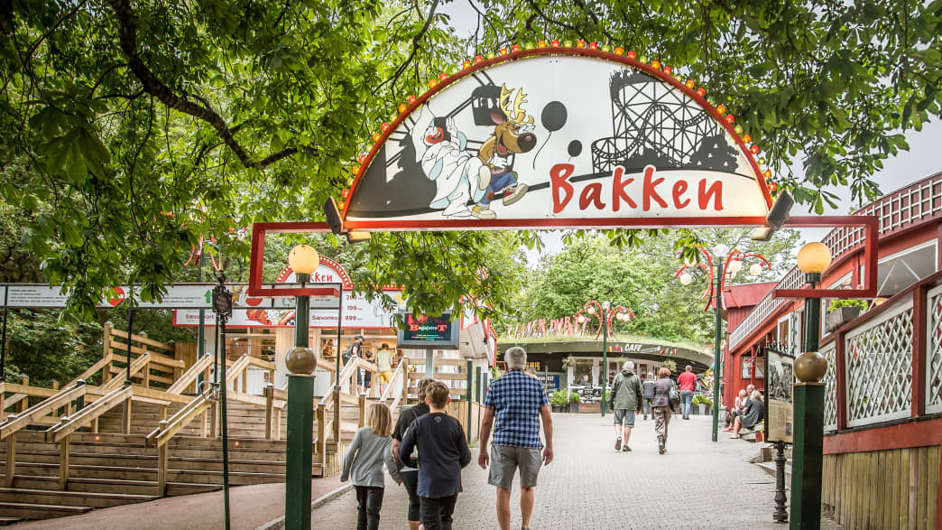 Eingang zum Bakken nördlich von Kopenhagen, dem ältesten Vergnügungspark der Welt