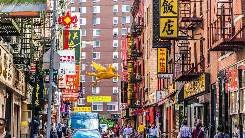 Eine belebte Strasse in New Yorks Chinatown