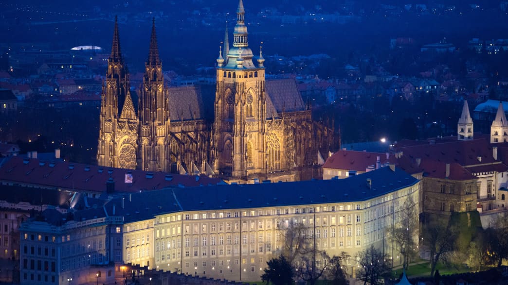 Blick auf die Prager Burg und den Veitsdom bei Nacht