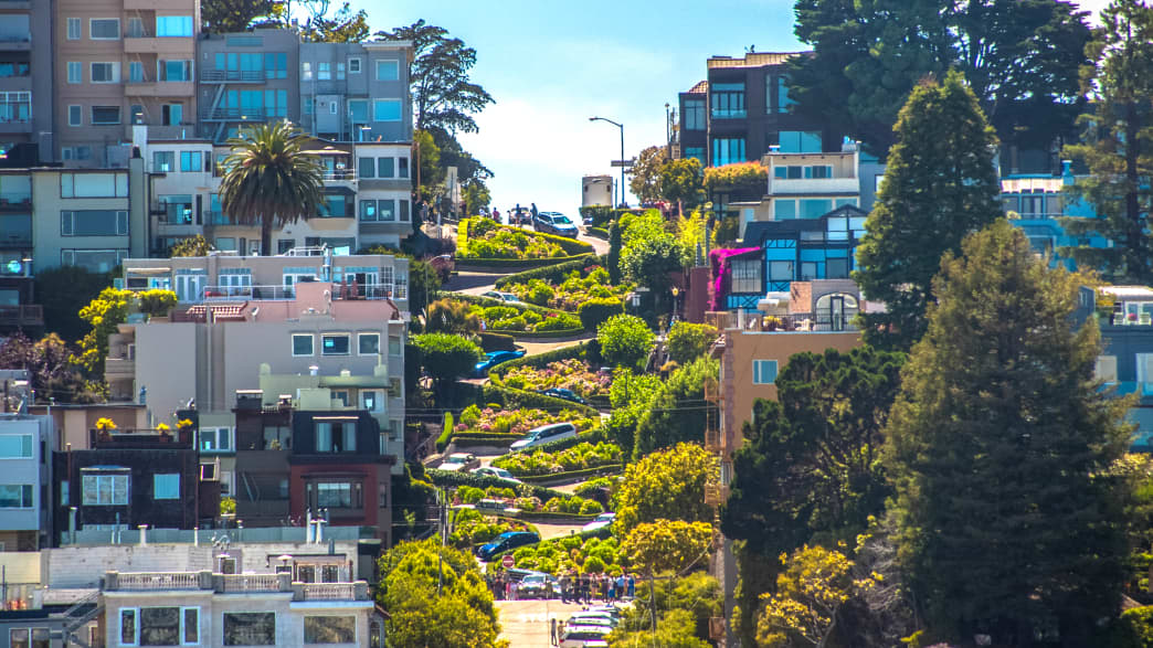 Autos schlängeln sich die berühmte Lombard Street in San Francisco herunter