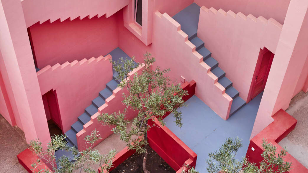 Treppe im Gebäudekomplex La Muralla Roja