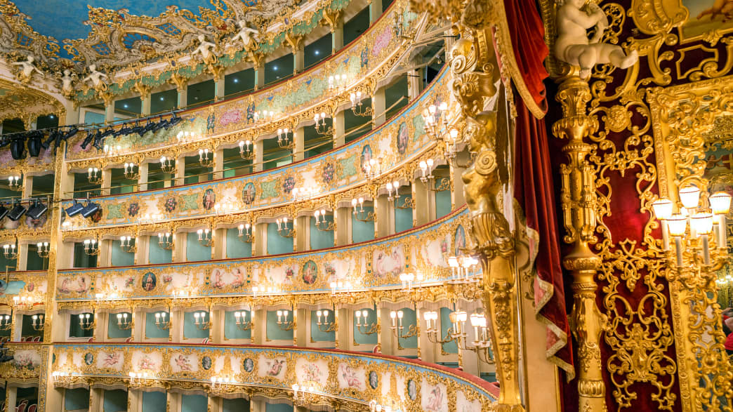 Die Zuschauerränge des Theater La Fenice in Venedig