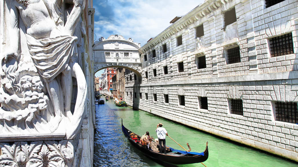Gondel auf einem Kanal vor der Säufzerbrücke in Venedig