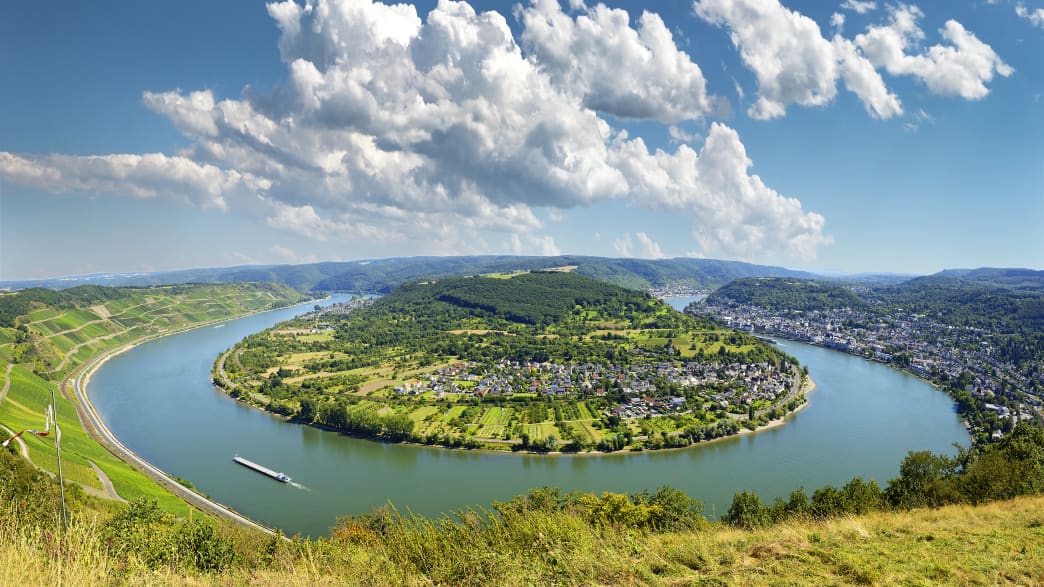 Blick auf die Rheinschleife und das  Weindorf Boppard an einem sonnigen Tag